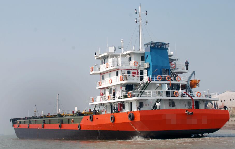2000吨长江内河油船出售