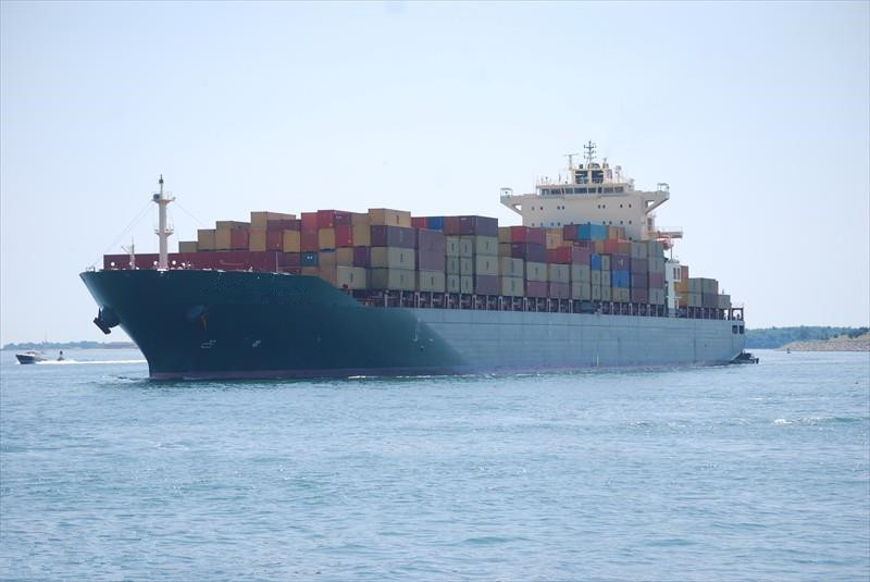 出售04年韩国造68187吨集装箱船