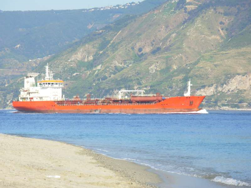 出售05年土耳其造7124吨油化船