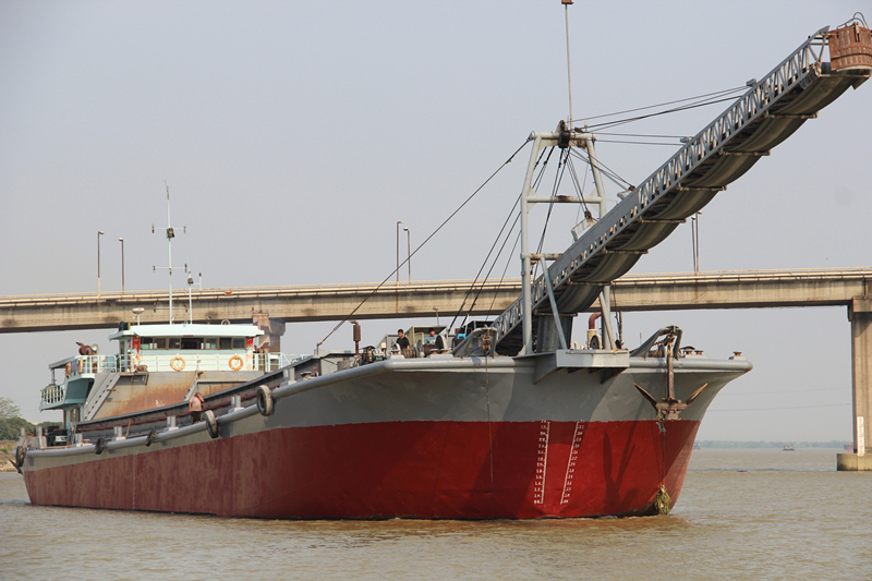 出售2600吨内河自卸砂船，运沙船，皮带船，皮带自卸船