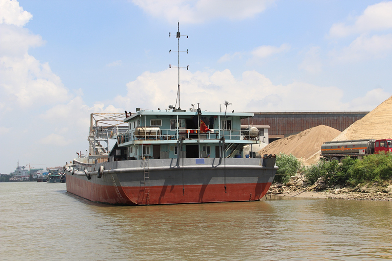 出售12年3000吨内河自卸船，石仔船，皮带船，自卸砂船
