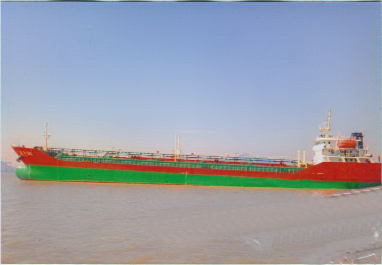出售5800吨油船