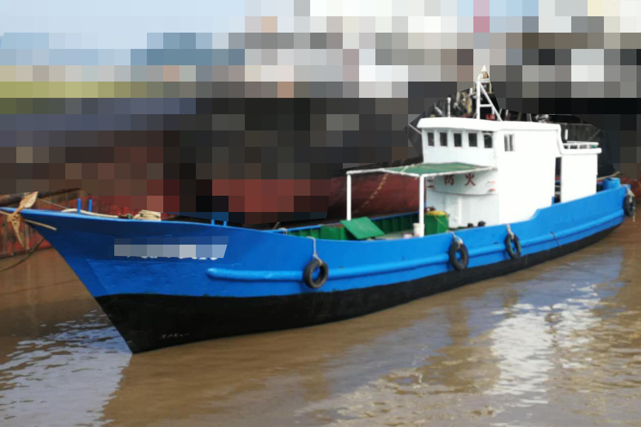 低价出售80吨 沿海小油船