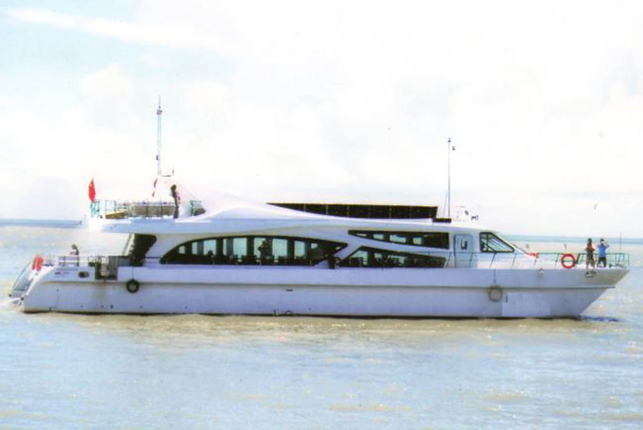 低价出售2013年28米沿海双体玻璃钢客船