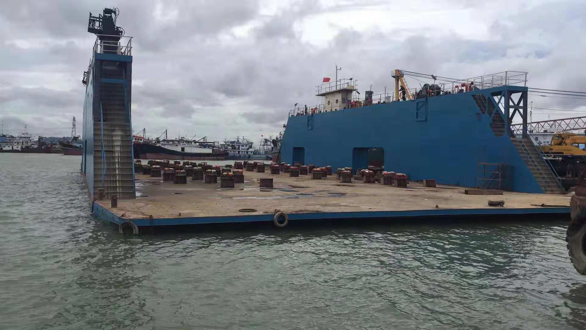 出售2015年造2200吨举力内河浮船坞