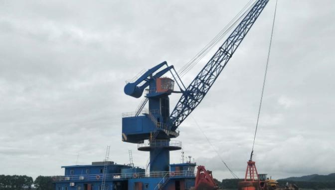 售2016年江苏造实载4000吨甲板货船（带双200海浮吊）