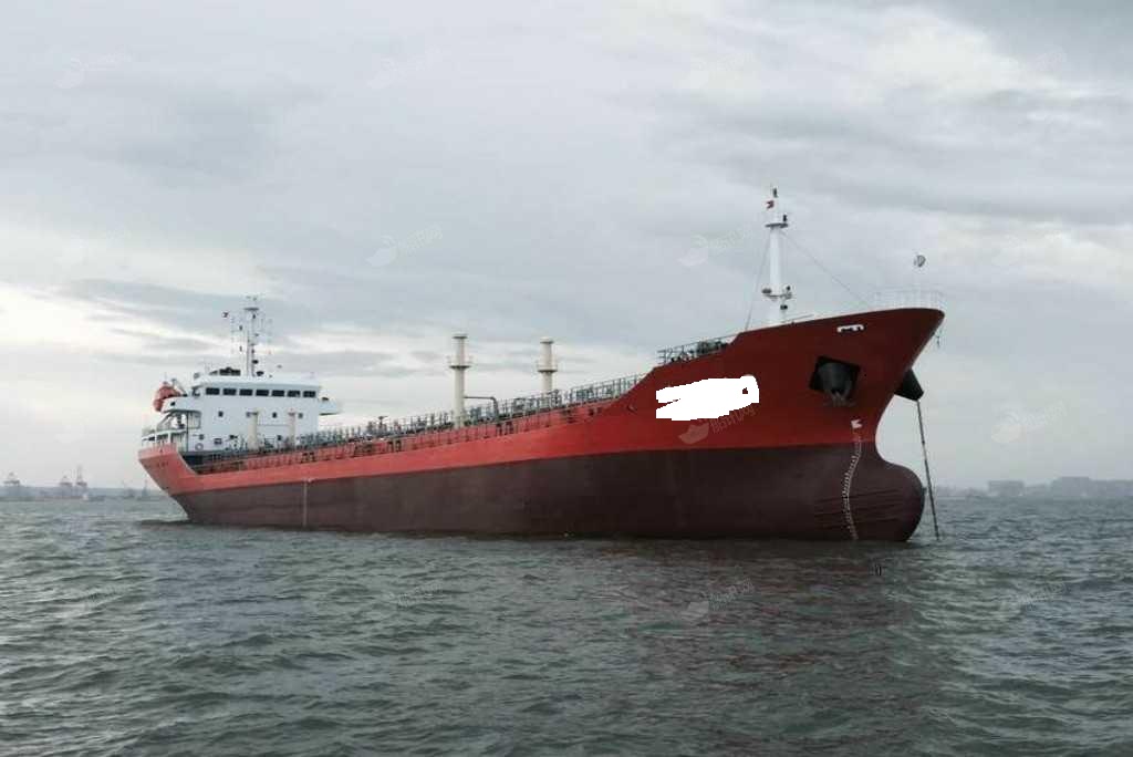 出售:无限航区12500立方2010年造双底双壳带加温*带侧推*带吊机一级油船。 