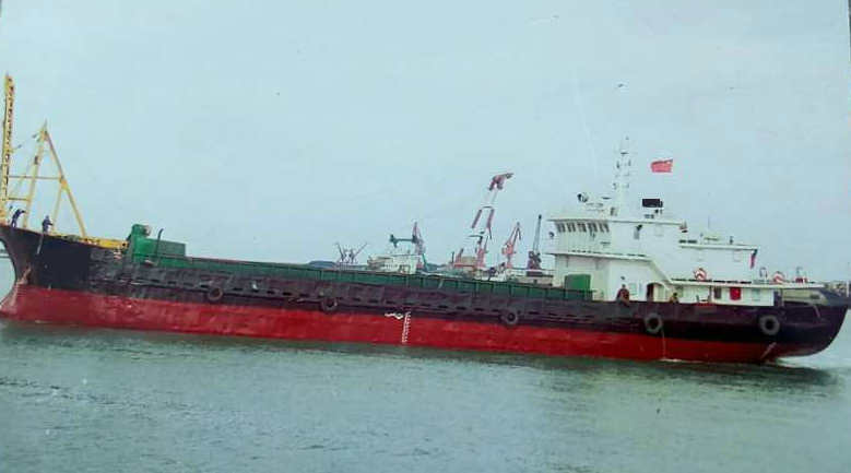 售;2005年沿海实载1300吨自卸沙船
