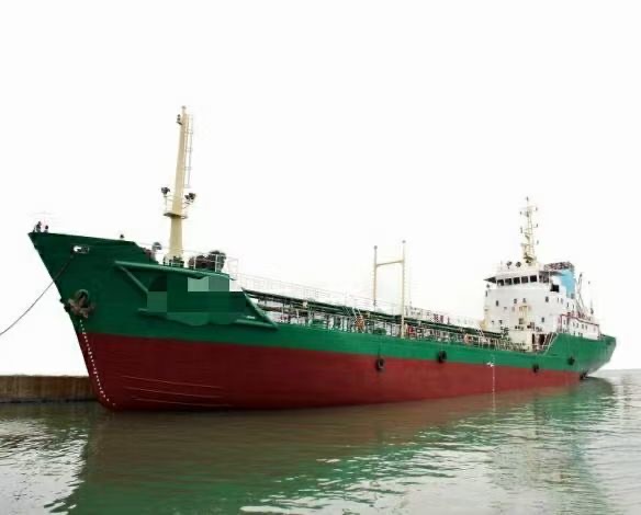 出售3200吨一级油船