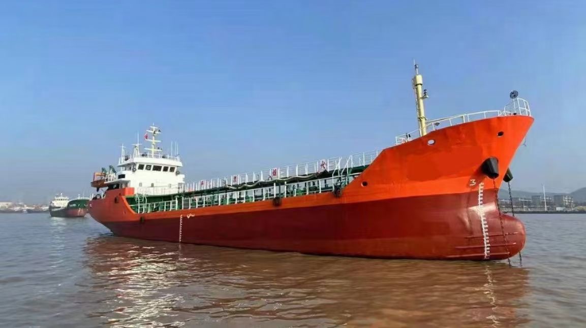 出售4000吨重油船