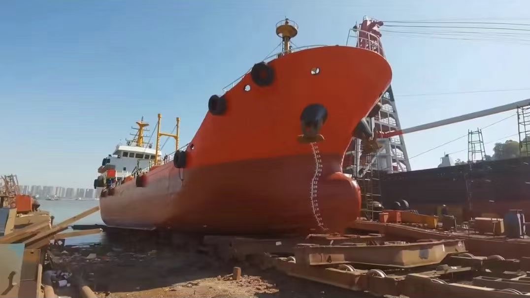 急售:2013年900吨专用加油船