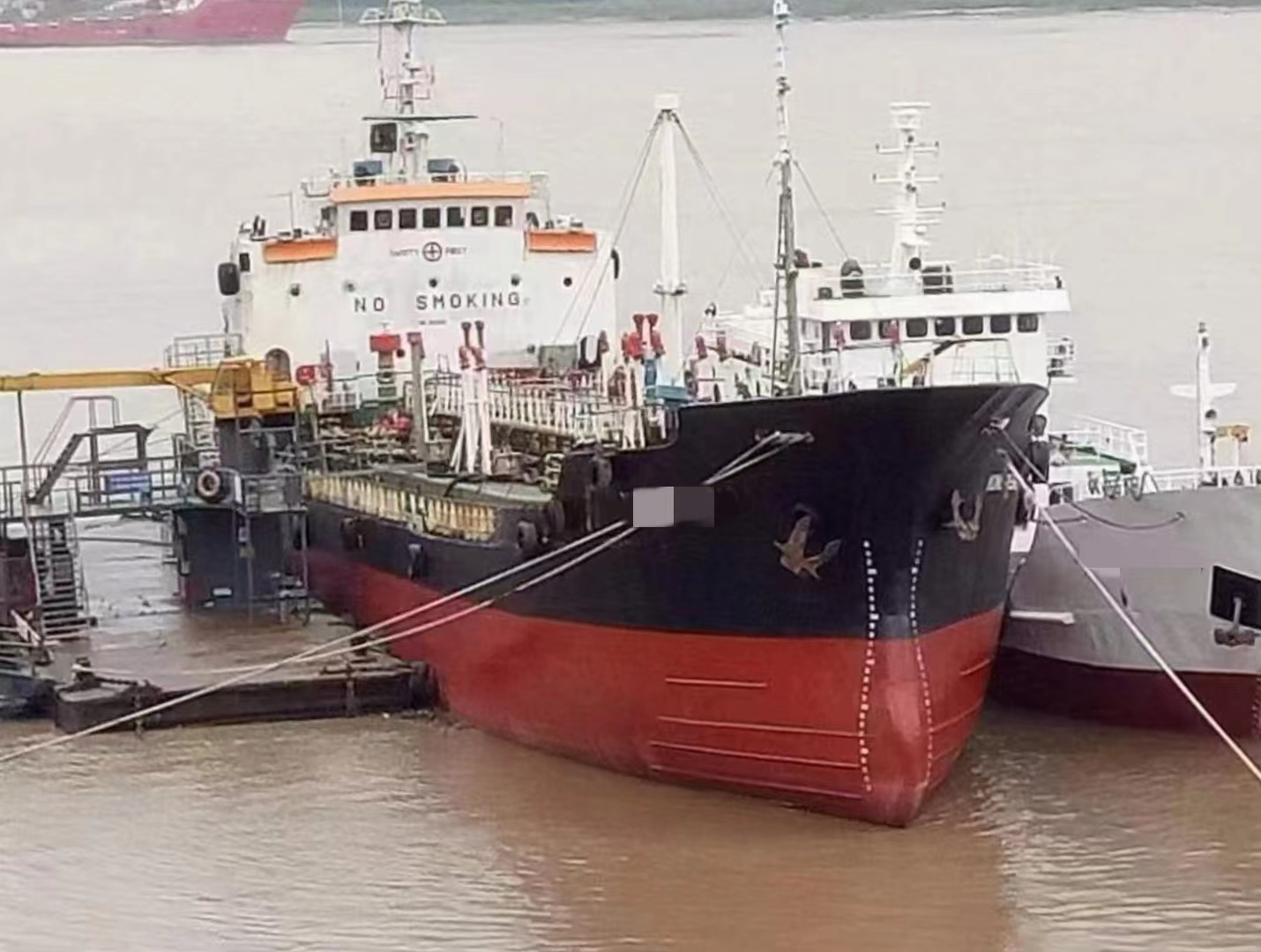 出售86年韩国建造，2300吨方便旗油船