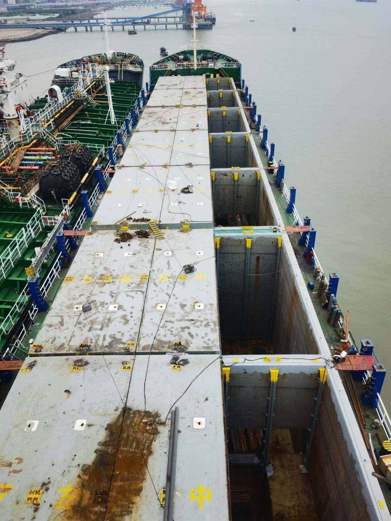 转：2006-11500吨 CCS 集装箱船 712TEU
