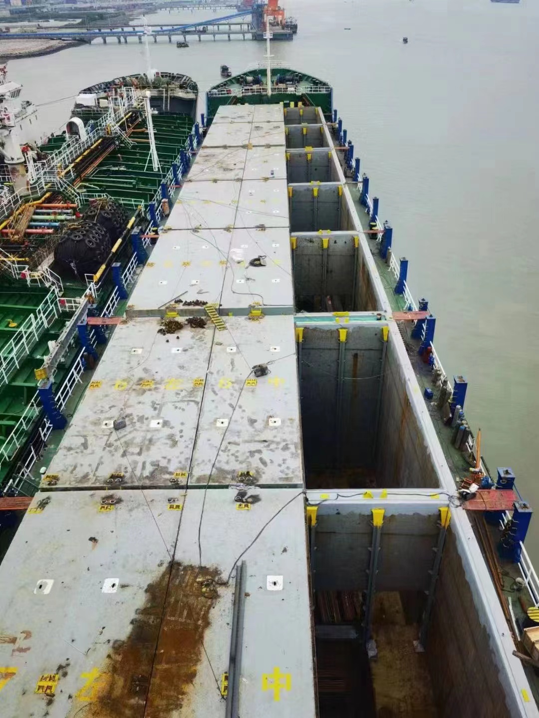 出售：11500吨双壳集装箱船  装载713TEU 2006年  