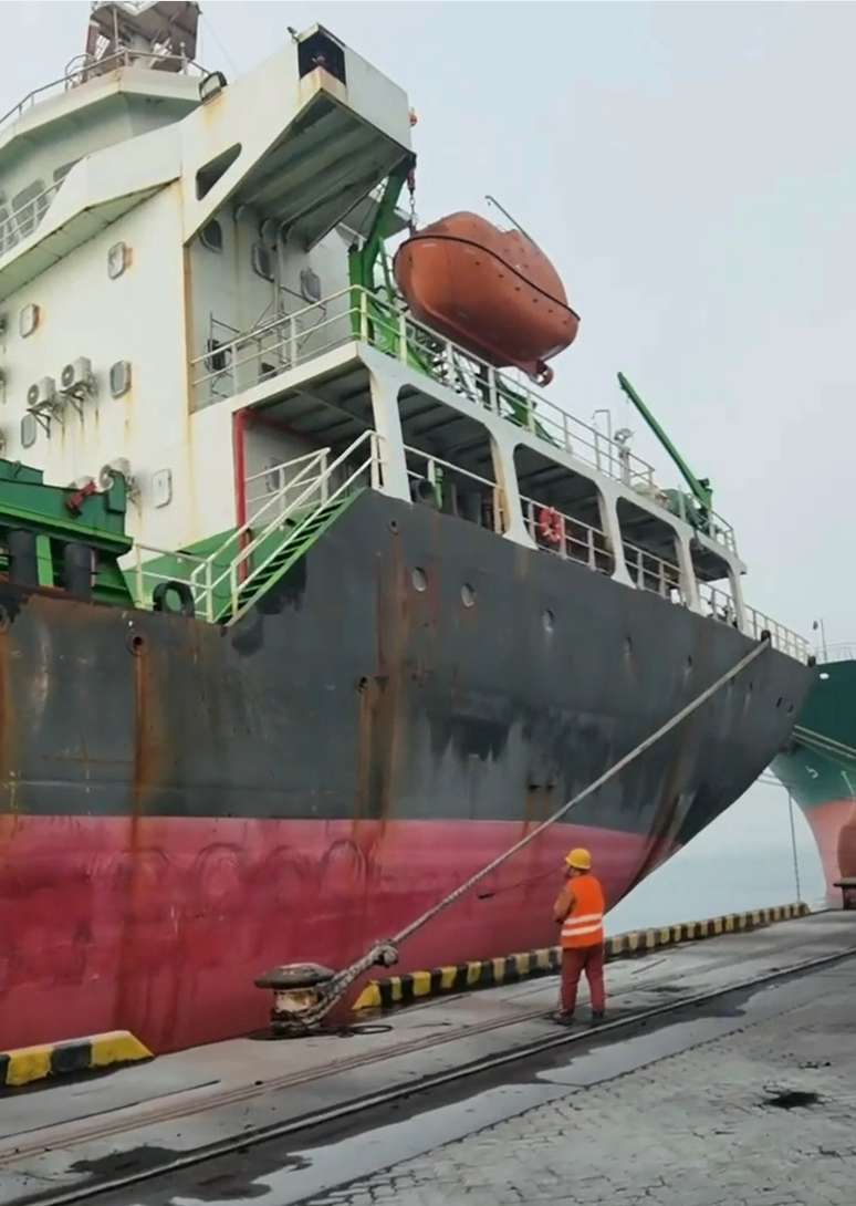 出售3900吨     油船  