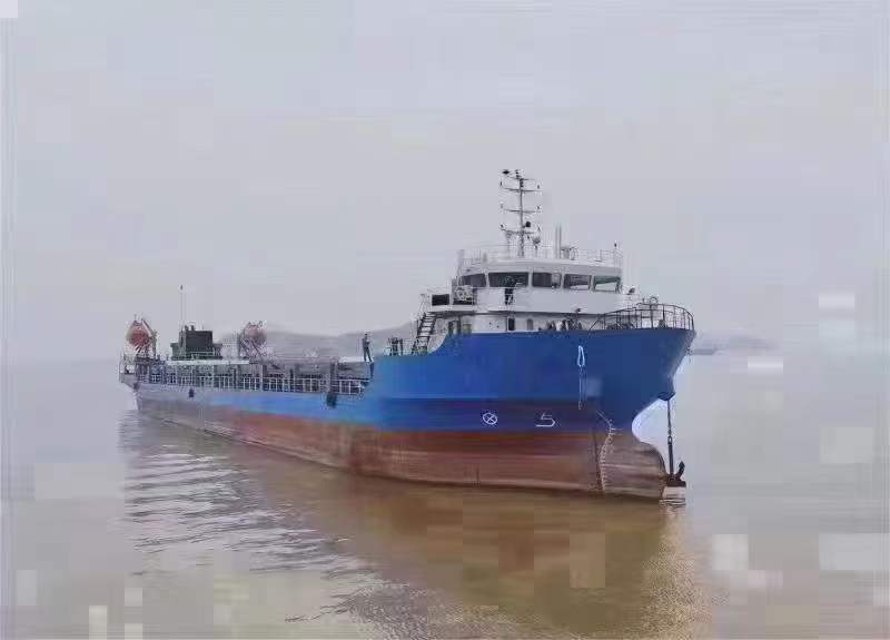 出售:5000吨2018年造近海多用途船(大件设备运输/可装箱子和散杂货)，前驾驶。