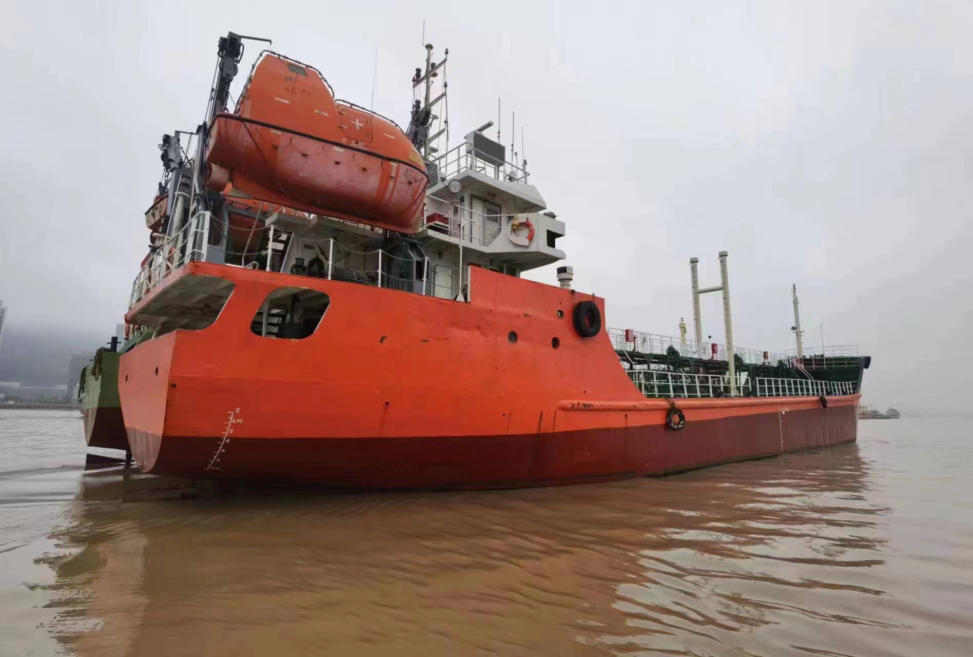出售：2010年CCS检验双底单壳1000吨一级汽油船