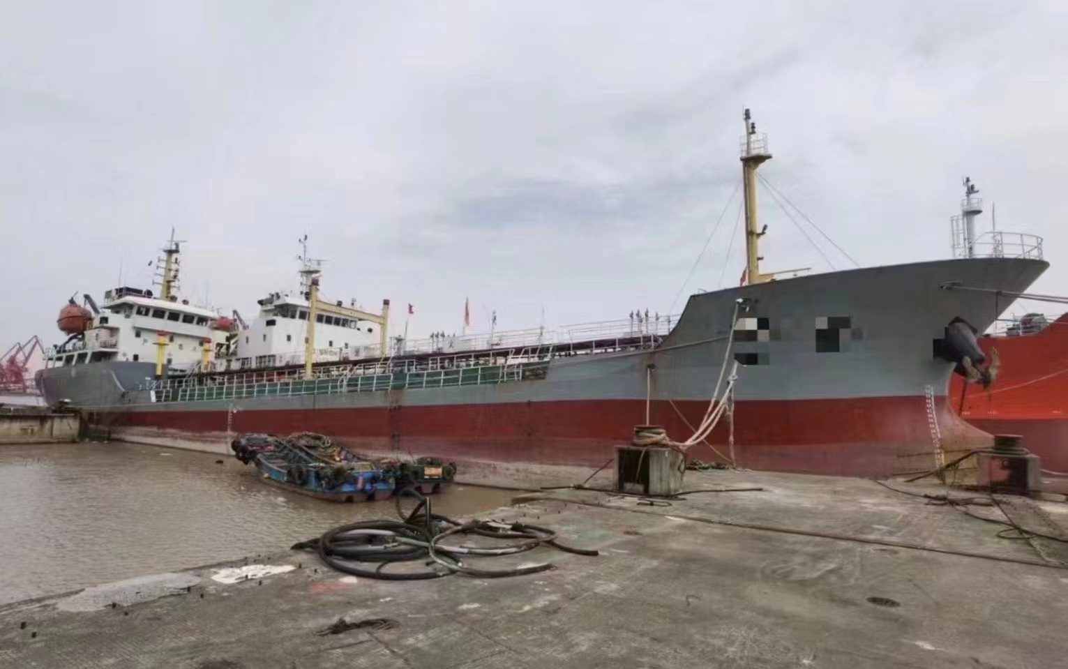 出售2400吨双壳一级油船带加温 外贸首选 For sale: 2400T double-bottom double-hull tanker, made in Zhejiang, China in 2006, with heating equipment. Quality assurance/foreign trade is the first choice.