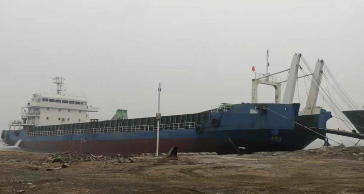 低价出售：5000吨在航甲板货船 For sale: 5000T deck cargo ship, made in Zhejiang, China in 2015.