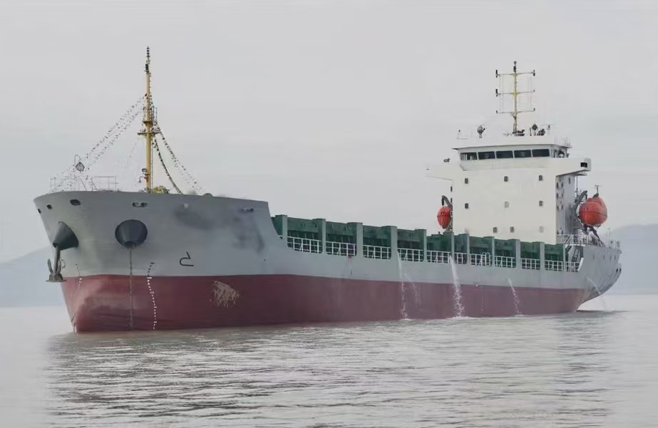 出售：6653吨多用途船 装载集装箱（273TEU） 建造年份：2020年 Sale: 6653T multi-purpose ship, made in China in 2020. （273TEU）