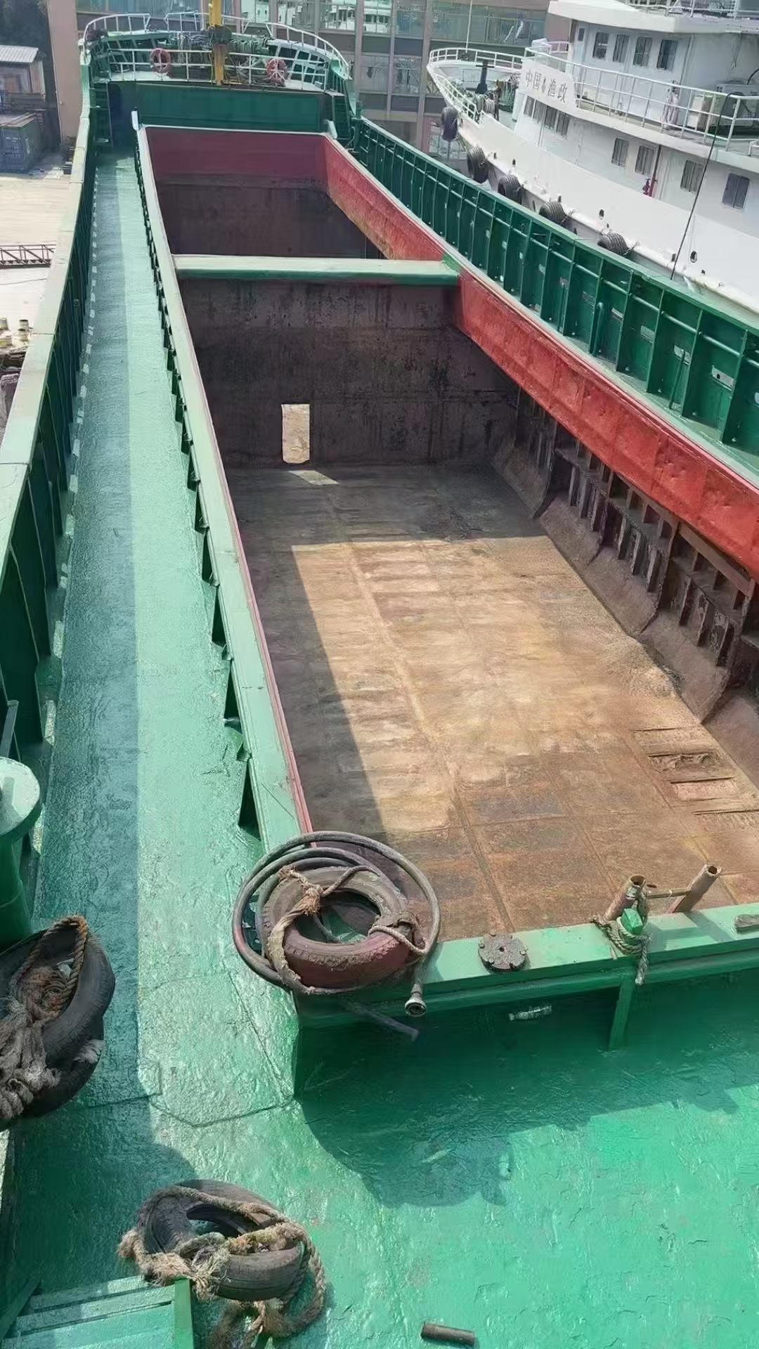 1300吨货船