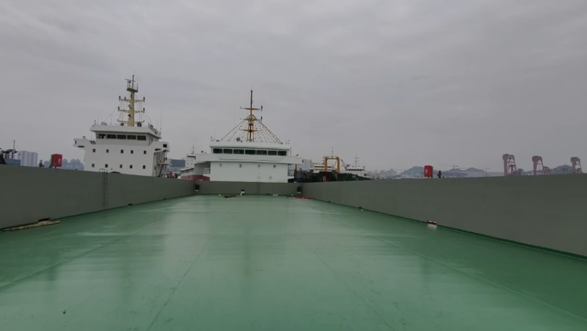 售4000吨甲板驳船后驾驶,前跳板。