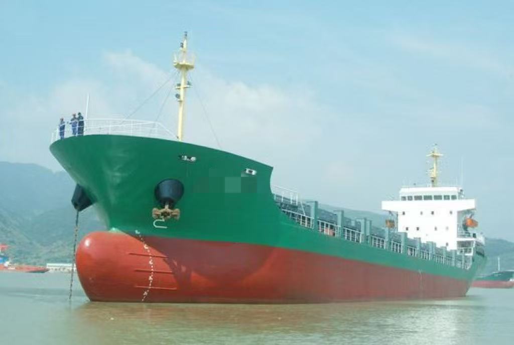 出售:5600吨在航多用途船 装载标箱:315TEU 建造年份:2010年