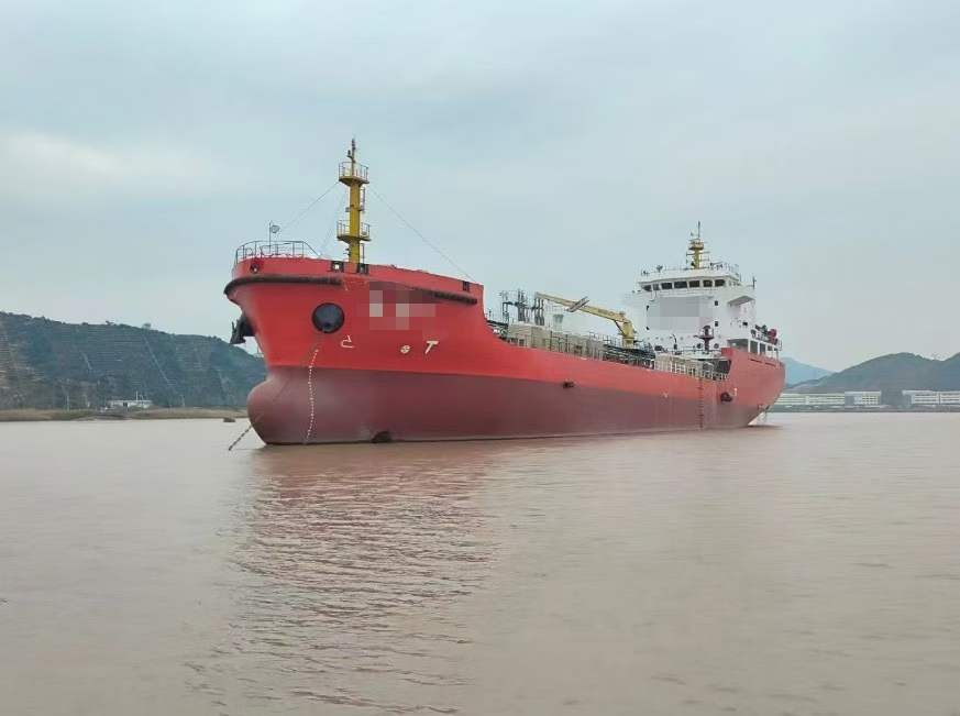 出售5000吨 油船