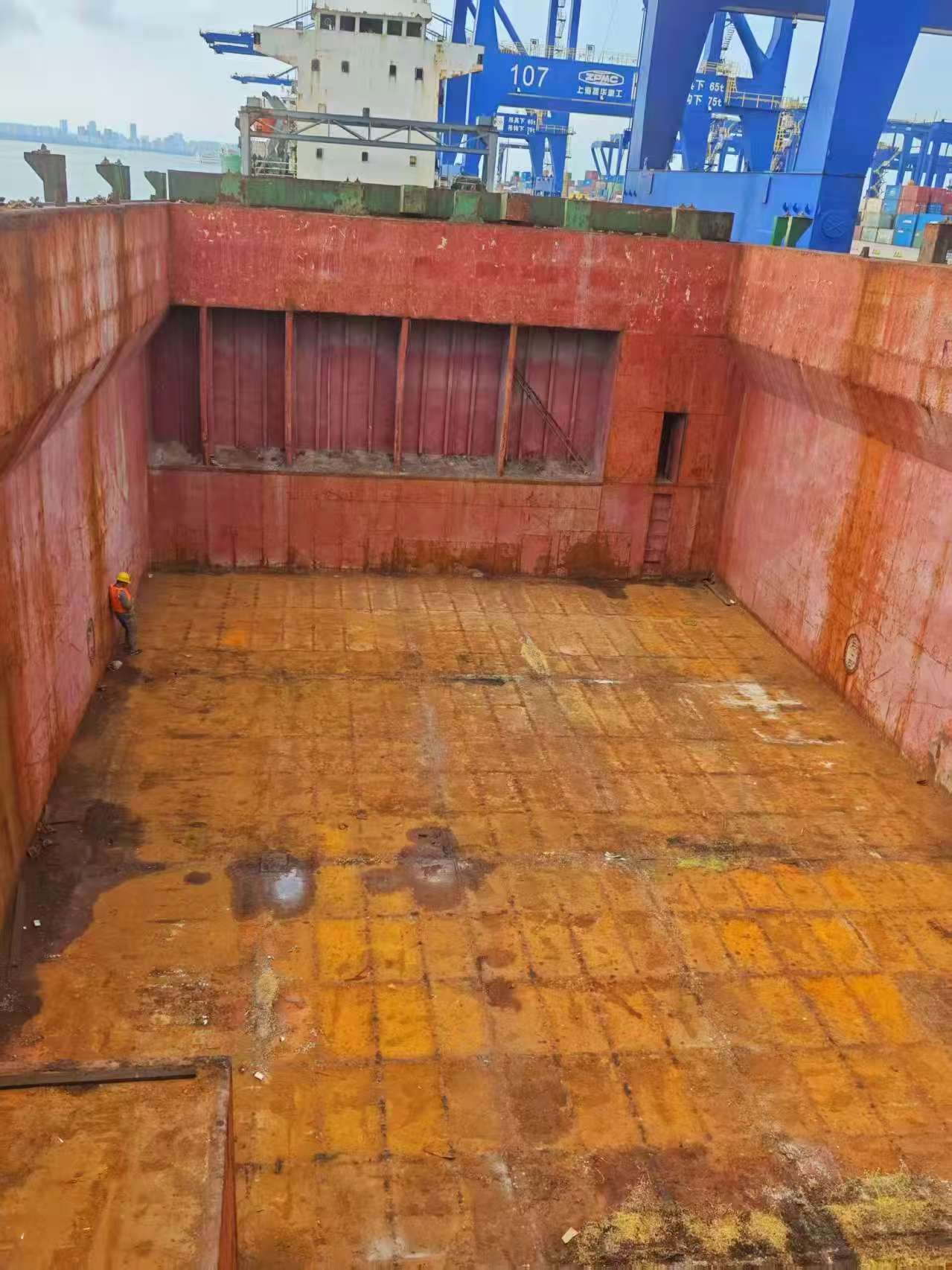 低价出售：5000吨在航多用途集装箱船 建造年份：2005年12月