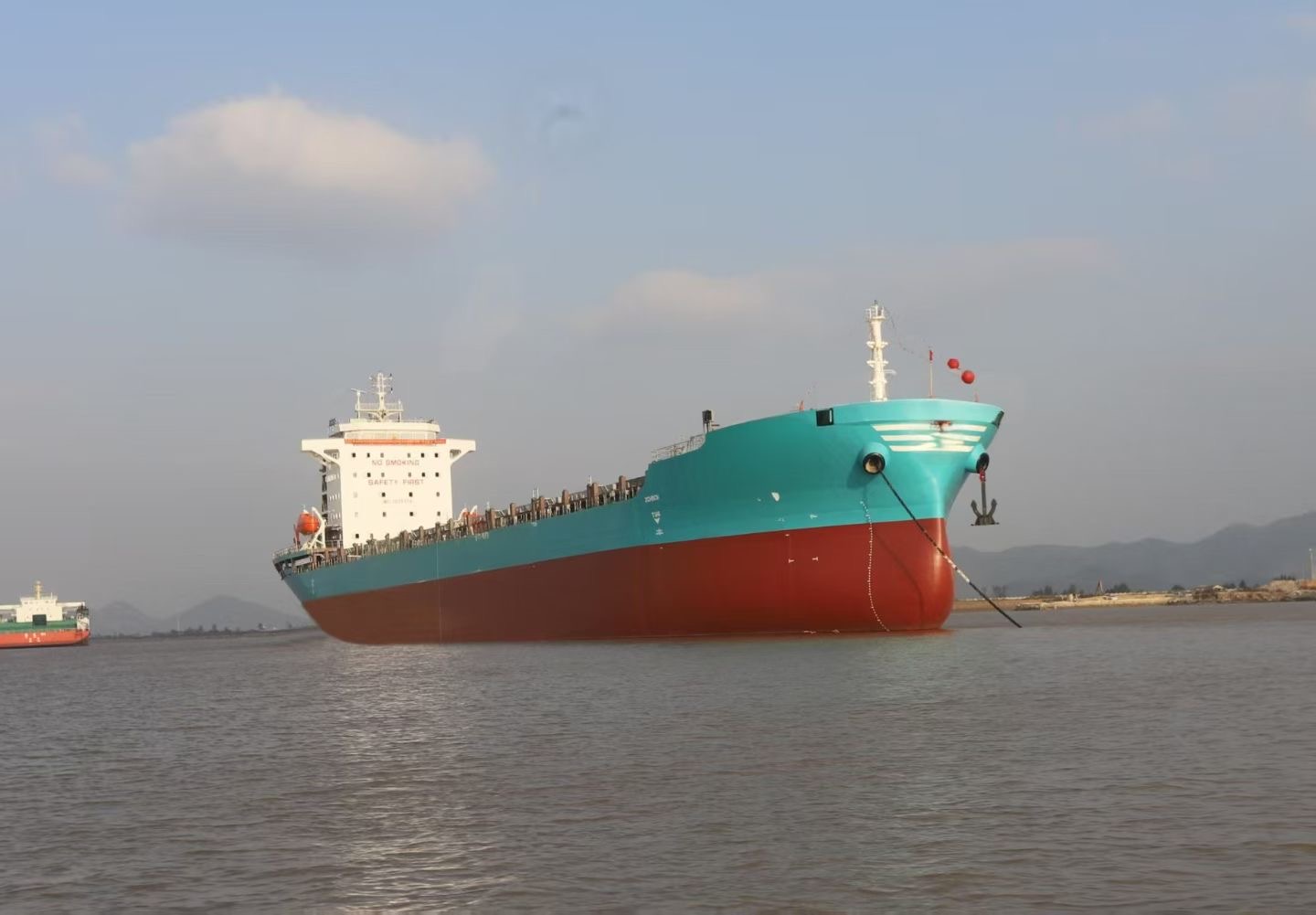 出售2024年完工，载重量25000吨，1500TEU，IACS集装箱船。