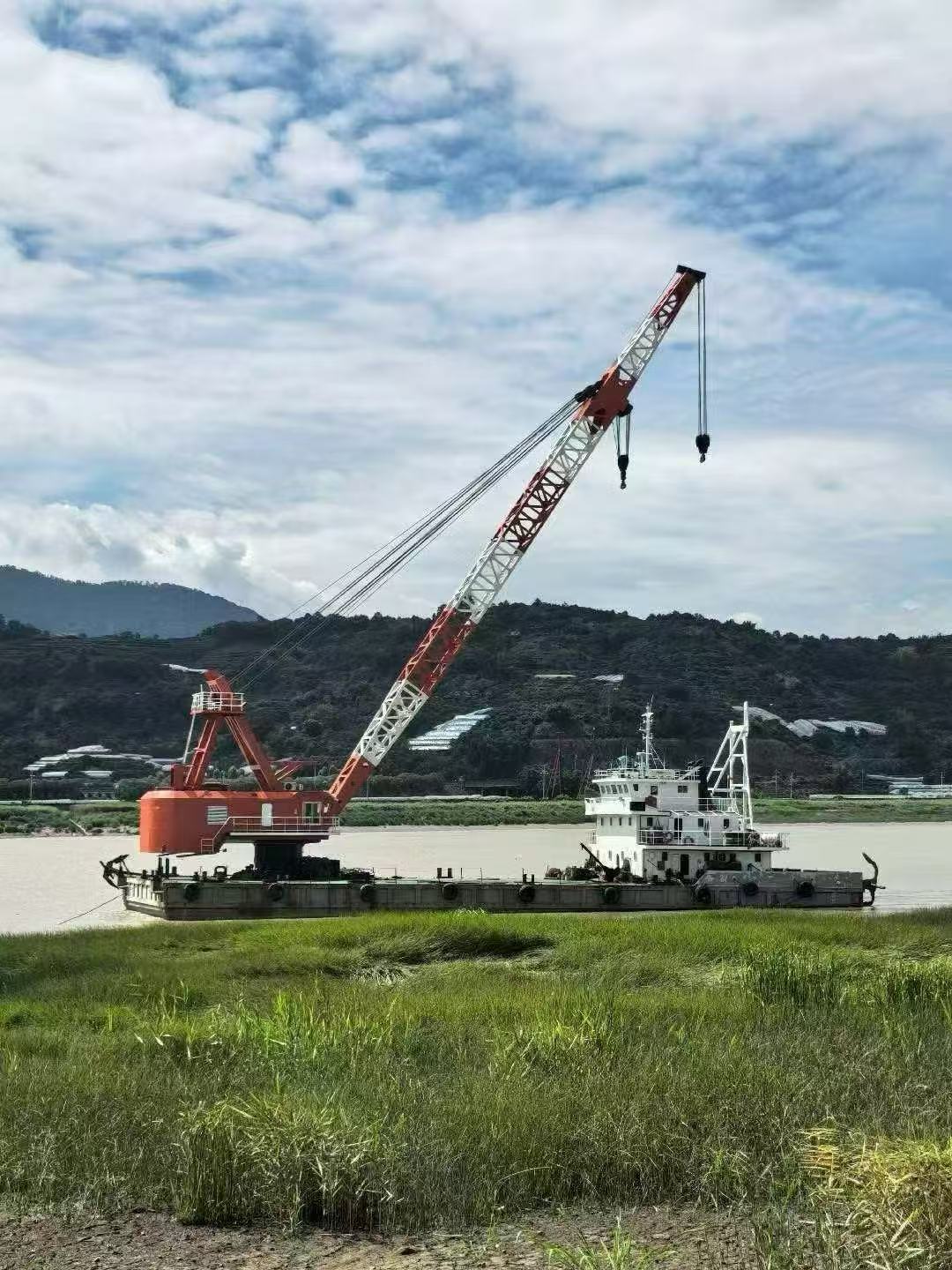 出租出售：100吨/150吨/沿海自航起重船