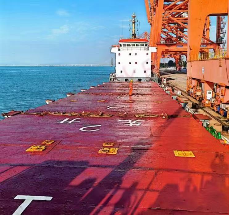 出售：3000吨集装箱船  装载标箱：180TEU 建造年份：2006