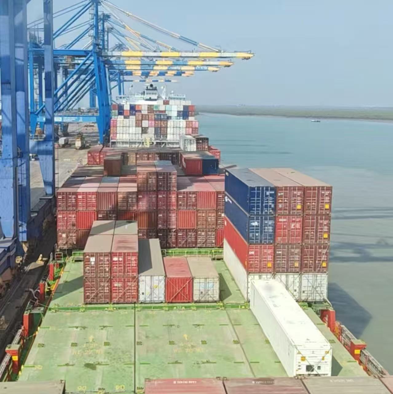 出售：30000吨在航集装箱船 装载标箱：1983 TEU 建造年份：2024年