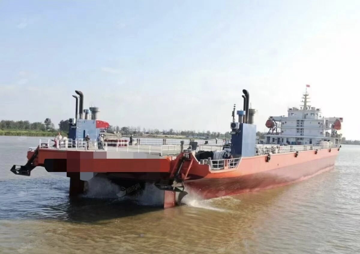 出售2021年8300吨前驾甲板驳船舶