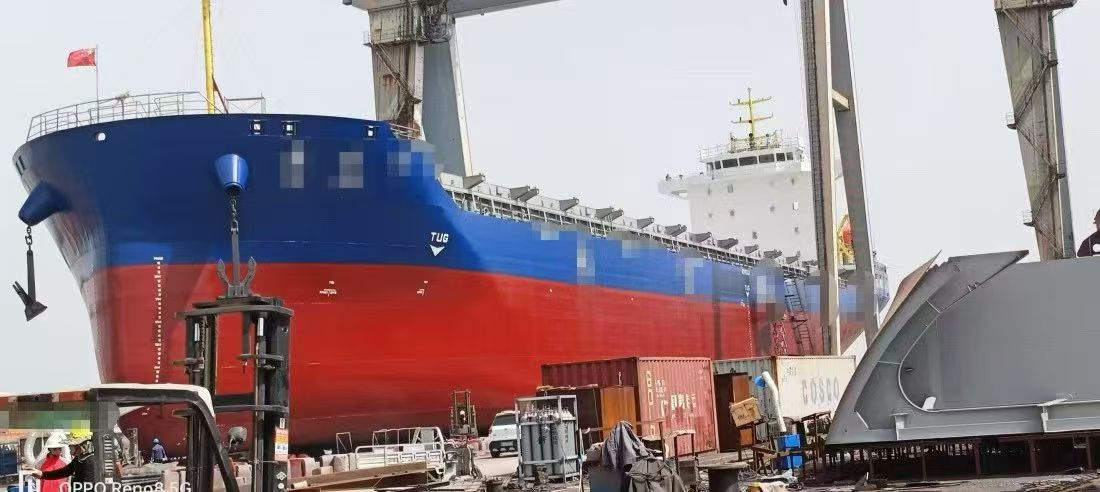 出售2013年15700吨集装箱船（890TEU）