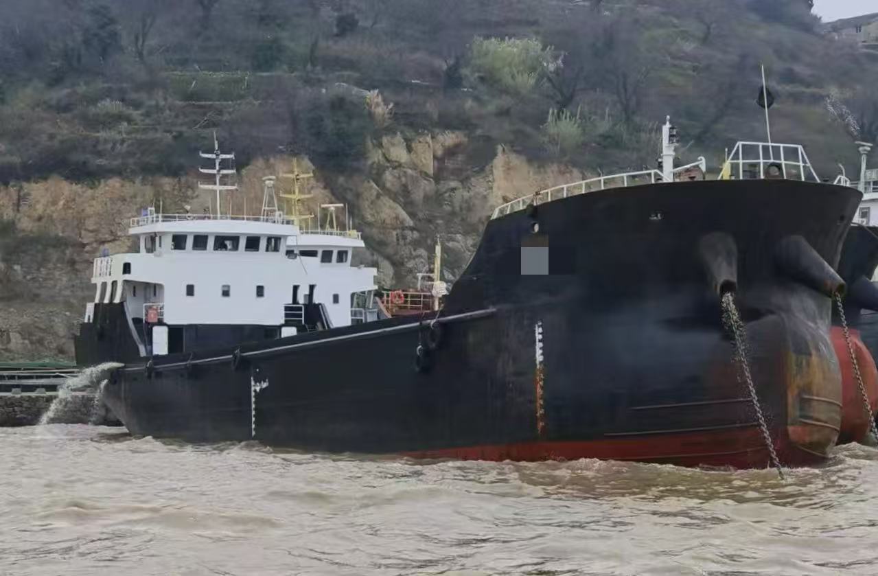 出售：实载1200吨在航散货船 建造年份：2018年12月