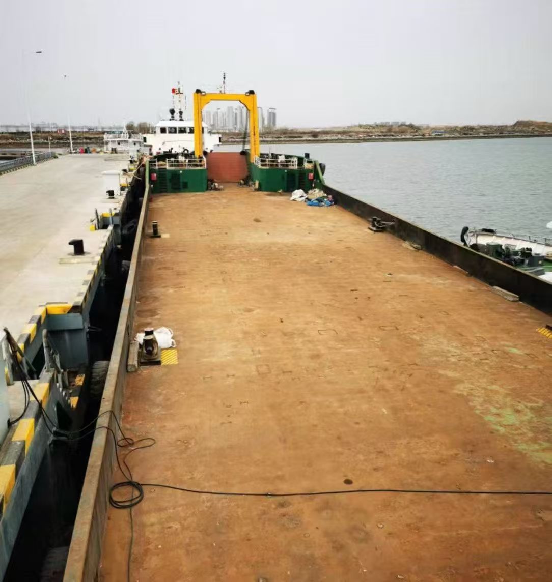 出售：实载2000吨甲板货船 （前跳板后驾驶） 建造年份：2013年