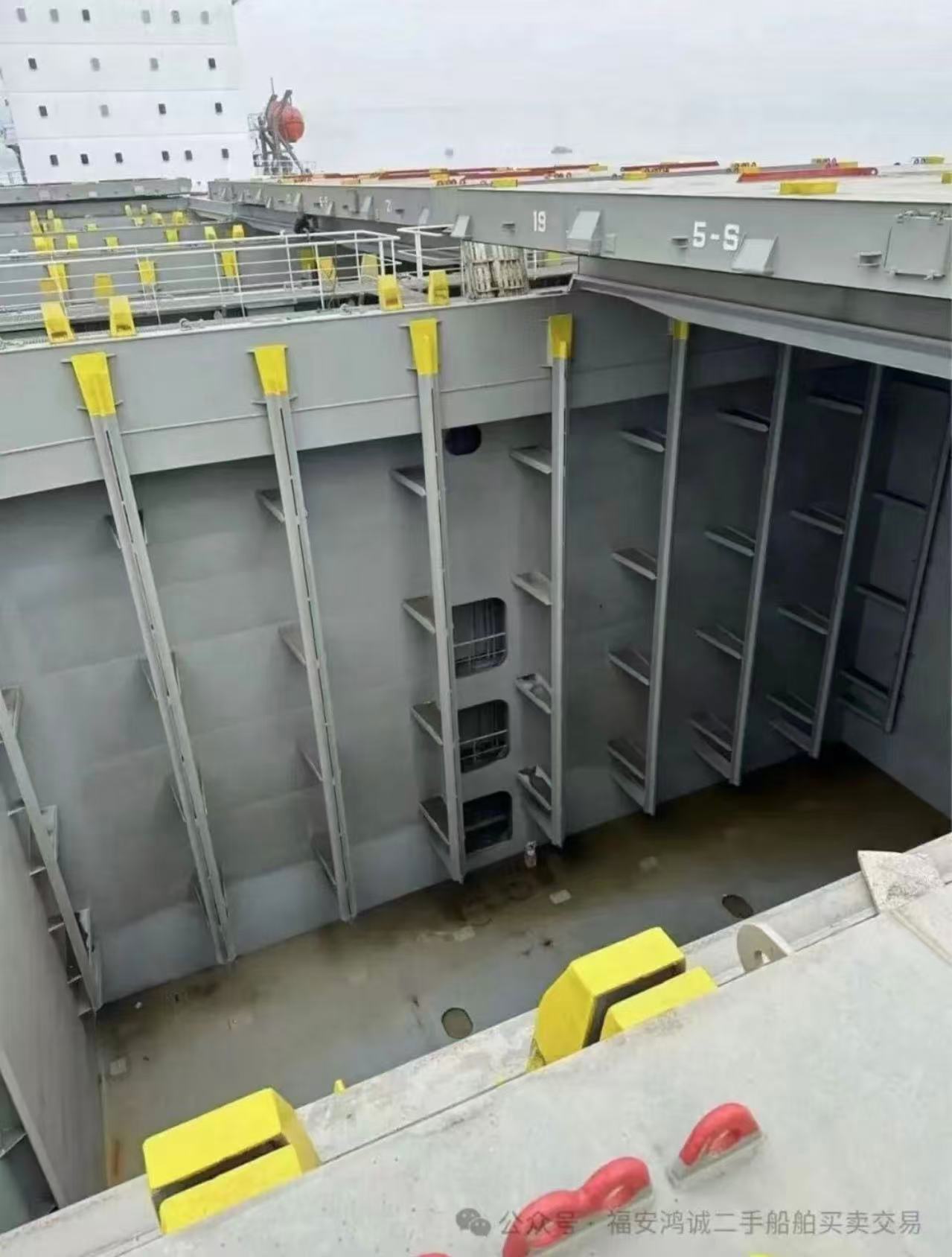 出售：25000吨集装箱船 装载标箱：1500 TEU 建造地址：中国 福建