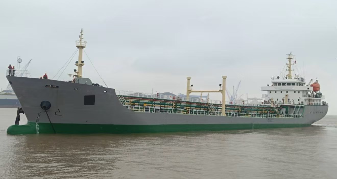 出售5000吨双壳油船（闪点< 60‘C) 建造年份：2011年