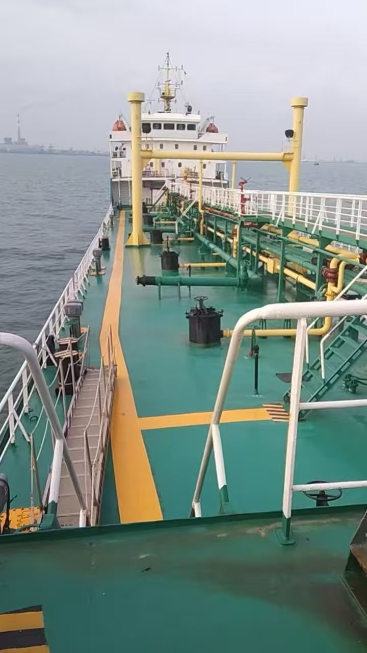 出售5000吨双壳油船（闪点< 60‘C) 建造年份：2011年