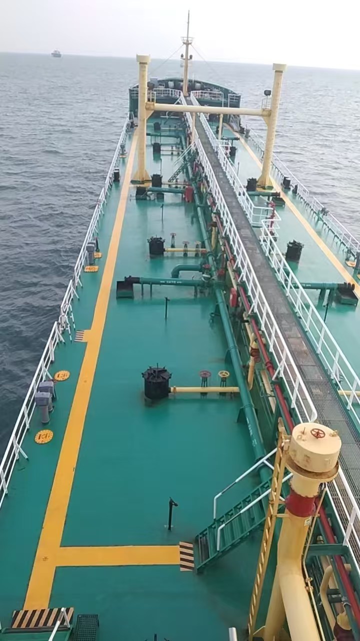 出售5000吨双壳油船（闪点< 60‘C) 建造年份：2011年