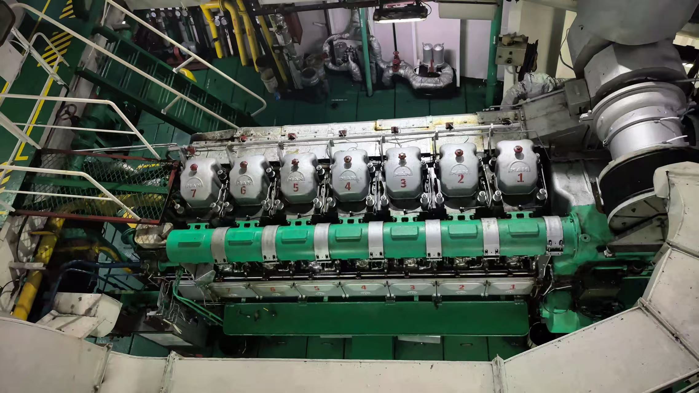 出售11000吨双壳油船（闪点< 60‘C) 建造年份：2012年