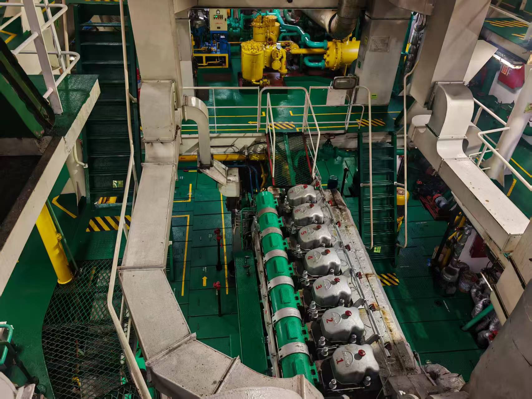 出售11000吨双壳油船（闪点< 60‘C) 建造年份：2012年