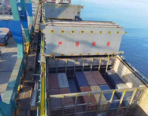 售2022年造方便旗集装箱船2100teu ，目前带光租合同