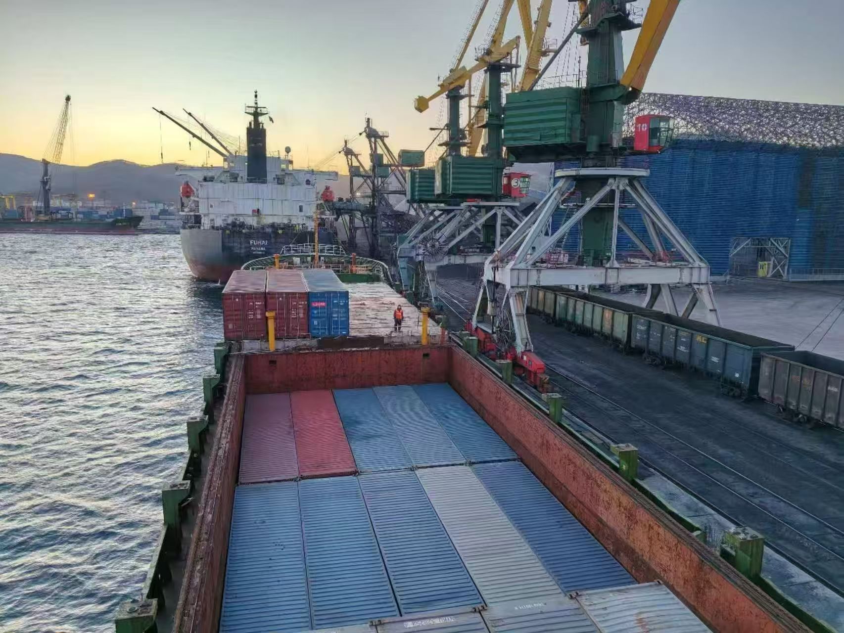 出售：5400DWT 巴拿马旗多用途集装箱船