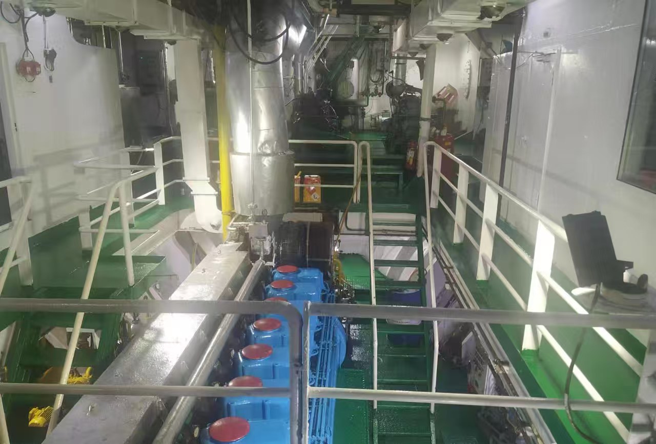 出售：4500吨多用途集装箱船/253TEU
